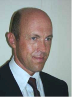 Portrait of Professor Umberto Simeoni wearing a suit and tie.