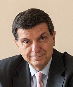 Portrait of Gian Carlo Di Renzo in a suit and tie.