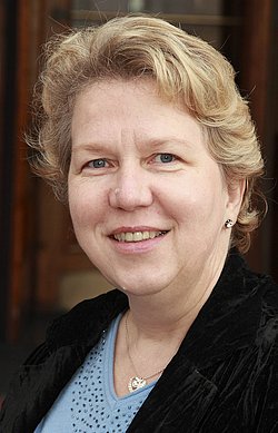 Professional portrait of Professor Heike Rabe with a smile.