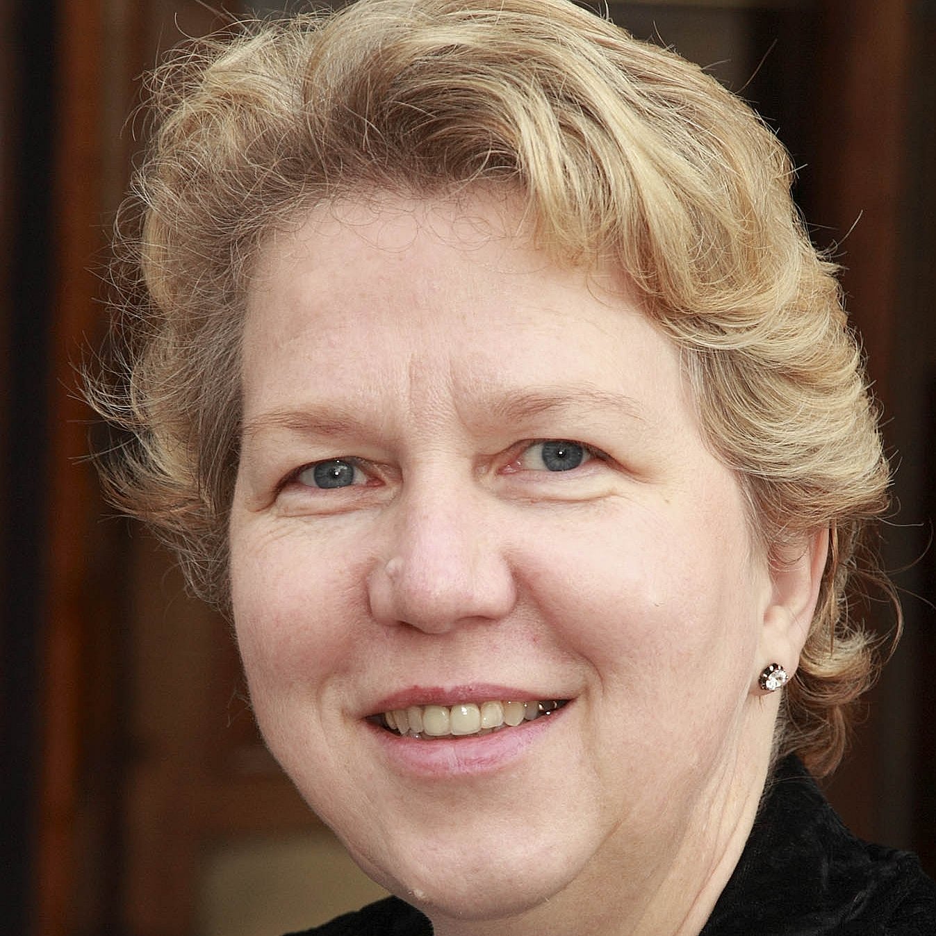 Professional portrait of Professor Heike Rabe with a smile.