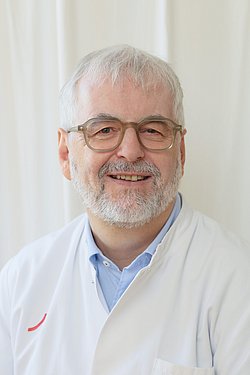 Portrait of PD Dr. Dietmar Schlembach in medical attire