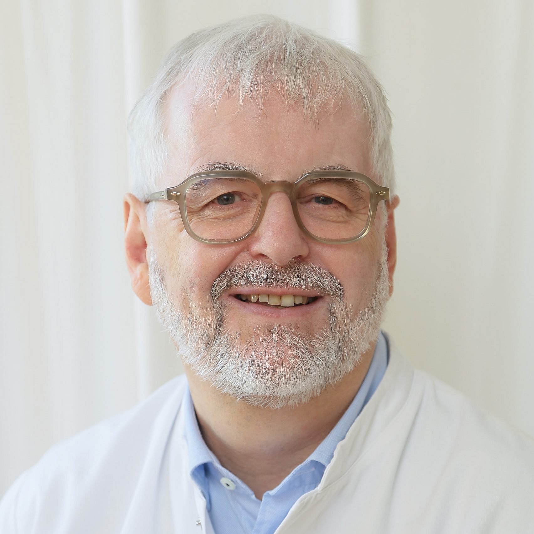 Portrait of PD Dr. Dietmar Schlembach in medical attire