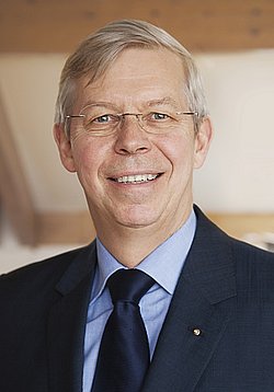 Portrait of Professor Berthold Koletzko in a suit and tie.