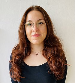 Portrait of Lara Breunig wearing glasses.