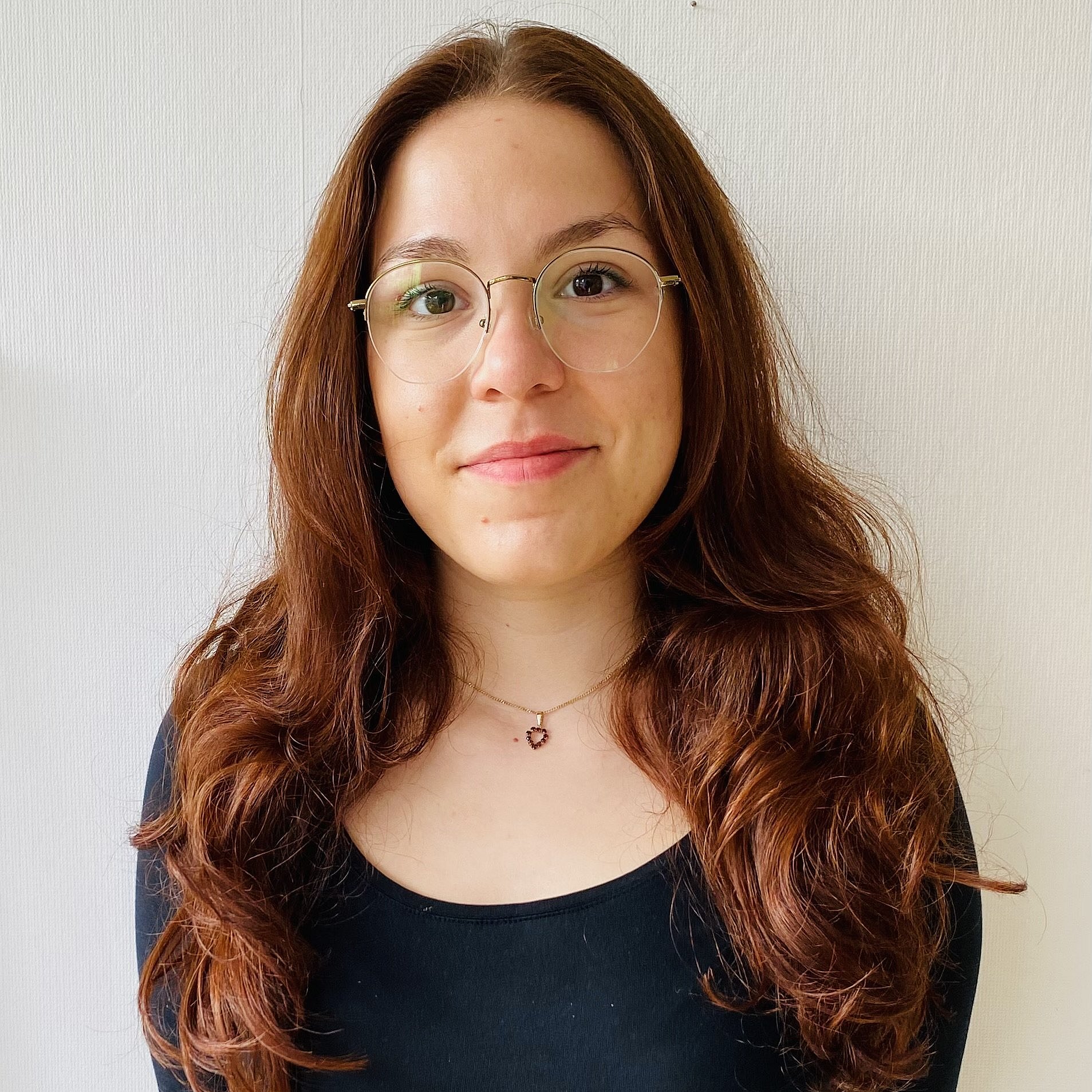 Portrait of Lara Breunig wearing glasses.
