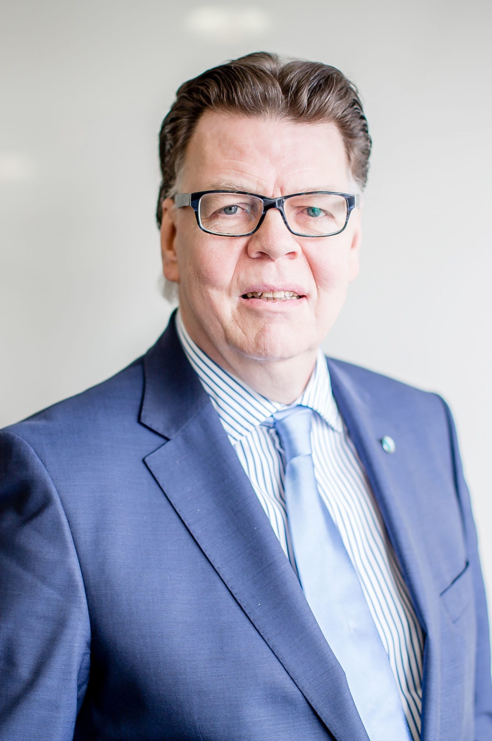 Portrait of Dr. Christian Albring in a blue suit and tie.