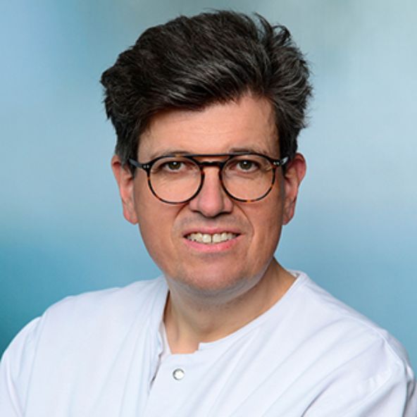 Headshot of Dr. Holger Maul in a white medical coat.